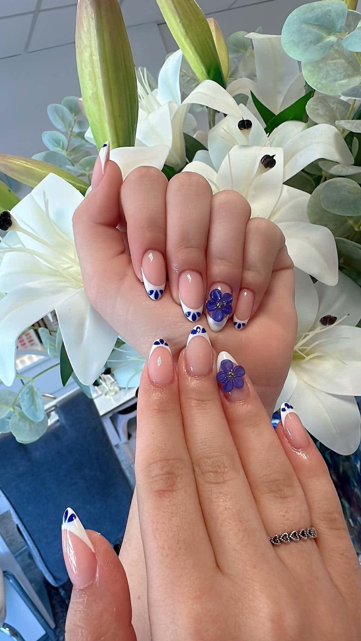 Kundenfeedback von Lea H. zu blauem Flower French Nageldesign bei G.N.S in Frankfurt Ostend