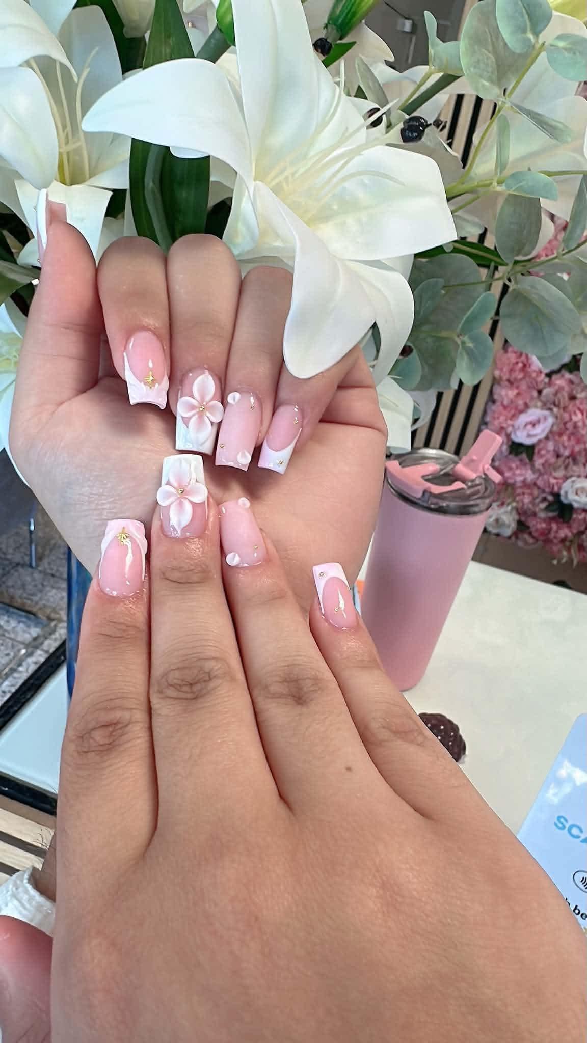 Kundenfeedback zu pinkem Flower French Nageldesign bei G.N.S in Frankfurt Ostend