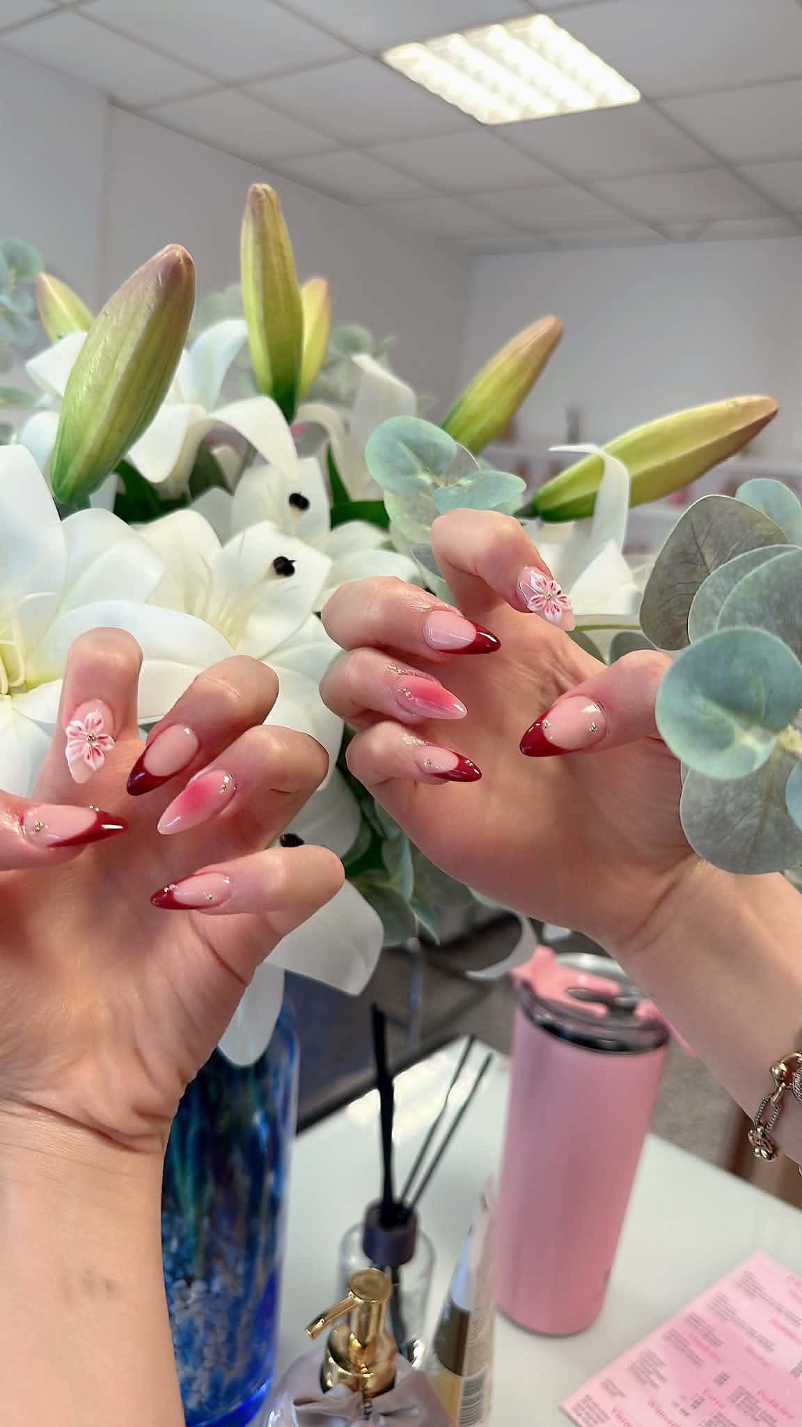 Kundenfeedback zu rotem Flower French Nageldesign bei G.N.S in Frankfurt Ostend