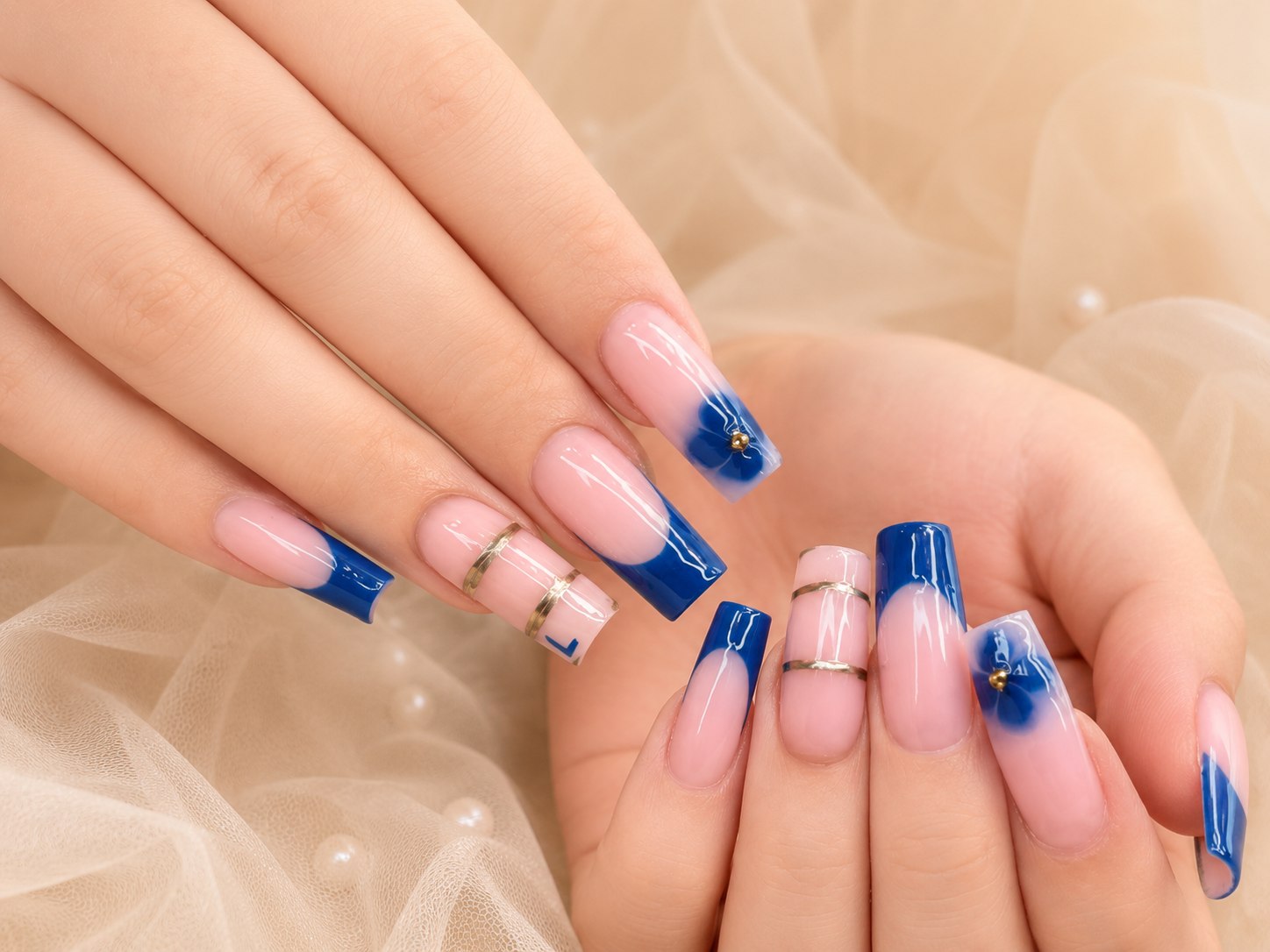 Blue French Nageldesign bei G.N.S in Frankfurt Ostend