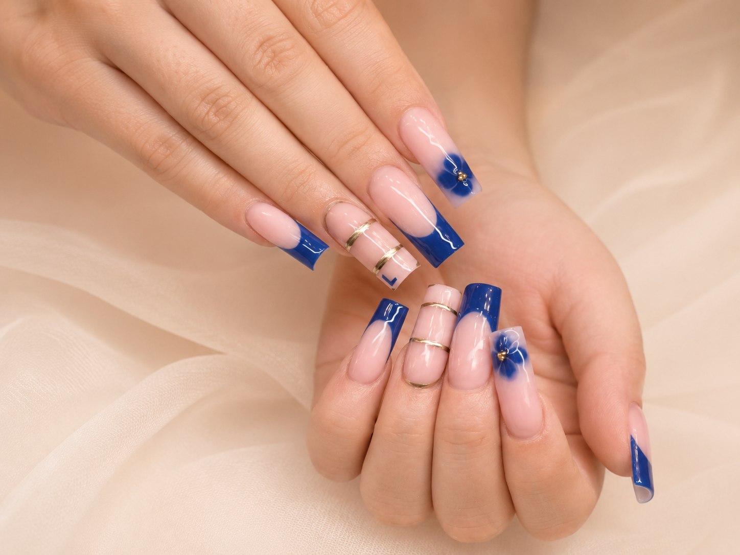 Blue French Nageldesign bei G.N.S in Frankfurt Ostend